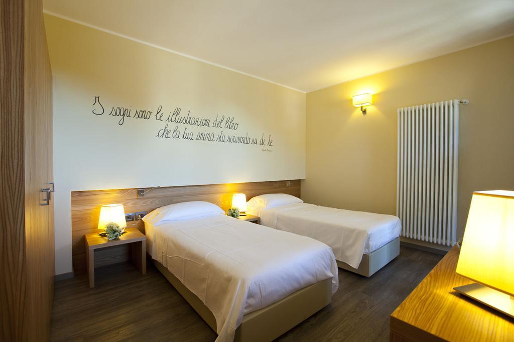 Harmony Suite Hotel Selvino Kamer foto